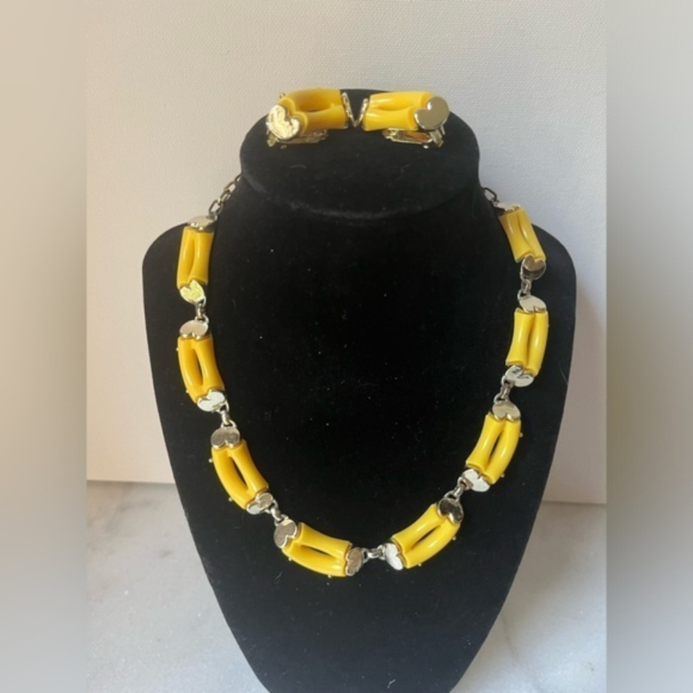 Vintage Thermoset yellow Color Necklace earrings clip on 18”